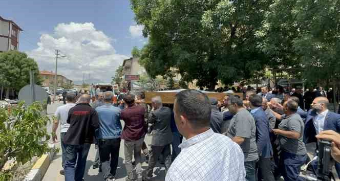 Aksaray’da 7. kattan düşerek hayatını kaybeden hemşire toprağa verildi