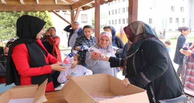 Meslek liseli öğrenciler depremzede çocukları yaptıkları bebeklerle sevindirdi