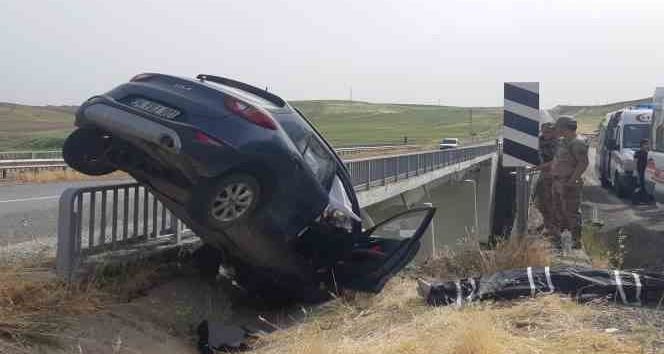 Diyarbakır feci kaza: Otomobil köprüde asılı kaldı, 1 kişi öldü, 3 kişi yaralandı