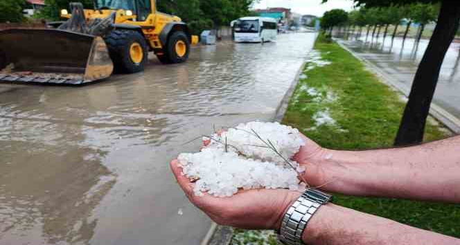 Suluova’da aniden bastıran sağanak ve dolu yolları göle çevirdi