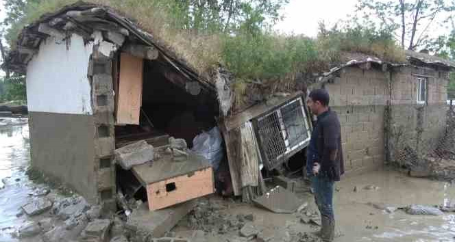 Muş’ta yaşanan sel felaketinde araç ve evler hasar gördü