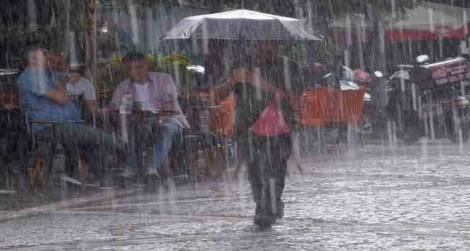 Edirne’de sağanak vatandaşlara zor anlar yaşattı