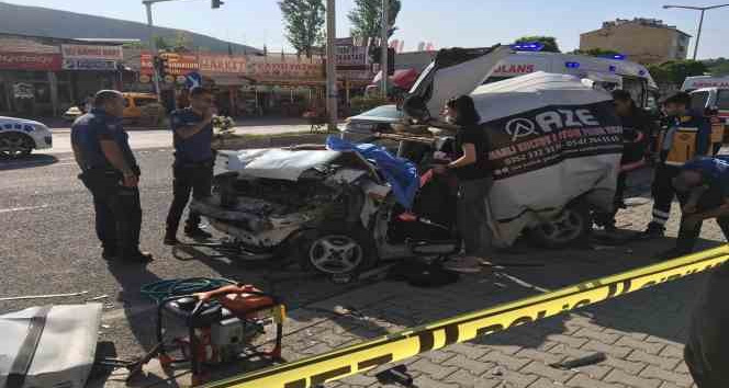 Freni patlayan tır kırmızı ışıkta bekleyen araçların arasına daldı