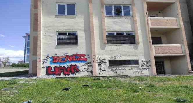 Kars’ta jandarmanın boşalttığı lojmanlar harabeye döndü