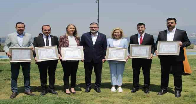 AK Parti’nin İzmir Milletvekilleri mazbatalarını aldı