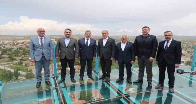Bakan akar, Başkan Büyükkılıç ve Milletvekili Ersoy, Seyir Terası’nda Bünyan’ı izledi