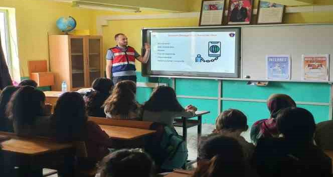 Burdur’da öğrencilere uyuşturucu ve siber suçlarla mücadele eğitimi verildi
