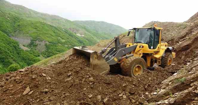 Bitlis’te 15 köy yolu ve içme suyu hatları selden zarar gördü