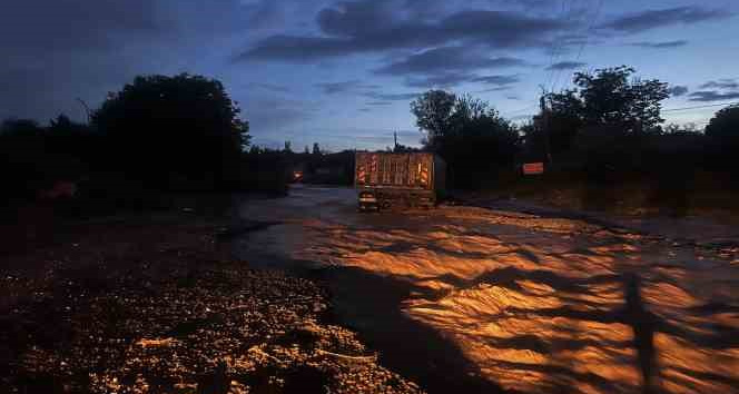 Nevşehir’de selde mahsur kalan şoför, iş makinasıyla kurtarıldı