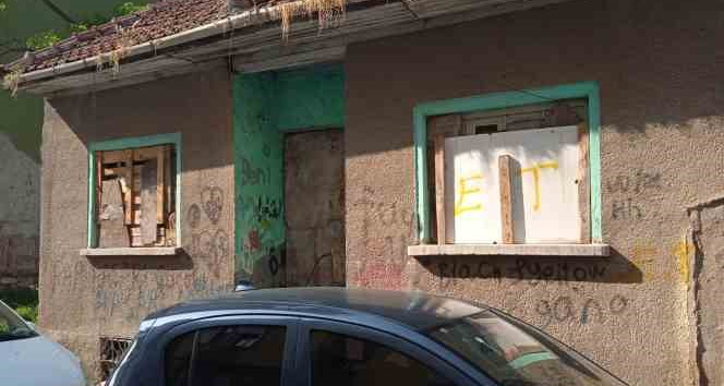 Virane evler vatandaşları tedirgin ediyor