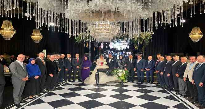 Bursa’da genç çiftin düğünü siyasileri biraraya getirdi