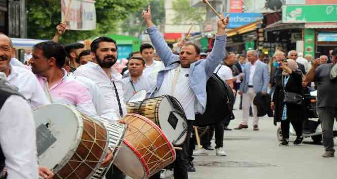 Bayram değil seyran değil: Davulcuları sokaklarda görenler şaşırdı