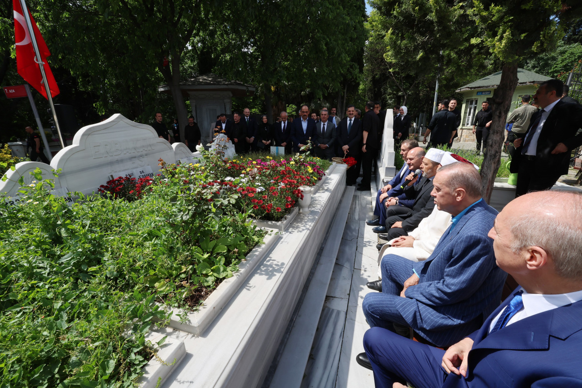 Cumhurbaşkanı Erdoğan, Necmettin Erbakan&#039;ın kabrini ziyaret etti