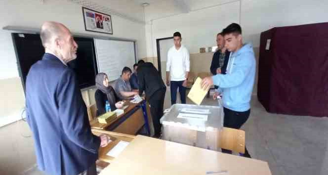 Tatvan’da oy kullanma işlemi başladı