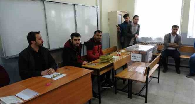 Bitlis’te oy verme işlemi başladı