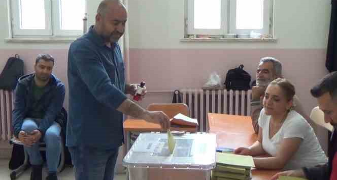 Tunceli’de oy verme işlemi başladı