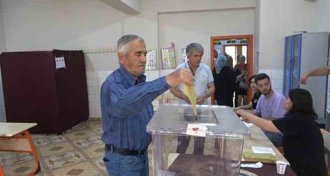 Deprem bölgesi Osmaniye’de oy kullanma işlemi başladı