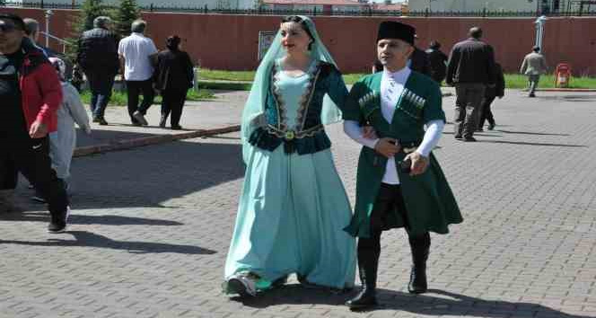 Karslı çift, Kafkas kıyafetiyle oy kullanmaya geldi