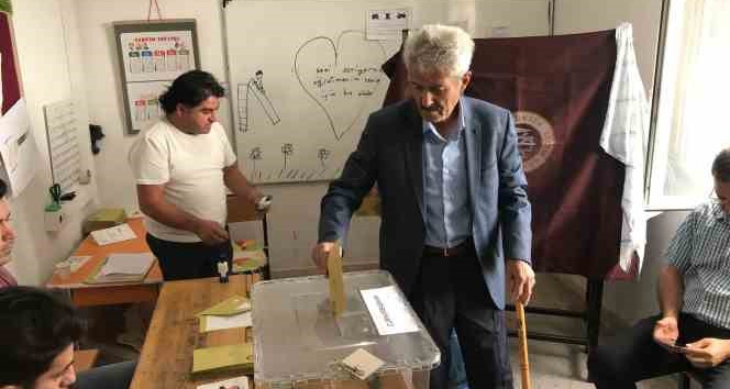 Batman’da 80 yaşındaki vatandaş, ’ülke bekası’ deyip sandık başına gitti