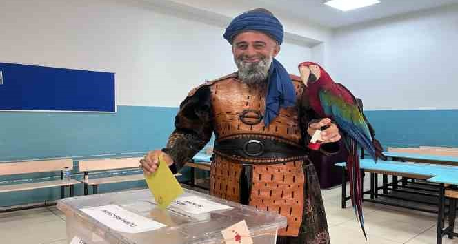 Papağanıyla oy kullanmaya gitti