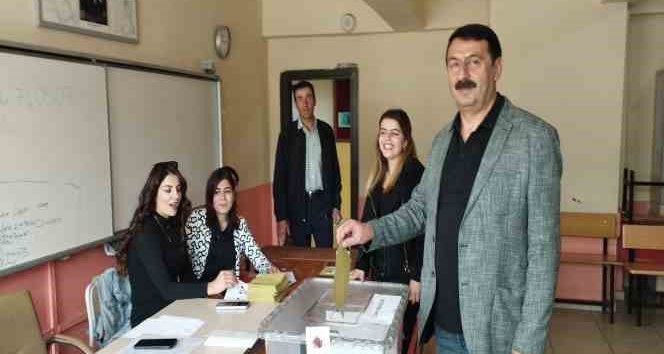 Hakkari’de oy verme işlemi başladı
