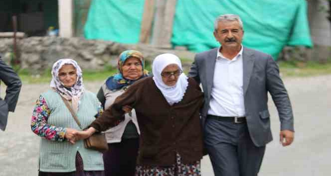 110 yaşındaki Safiye nine 2. tur seçimleri için sandık başına gitti