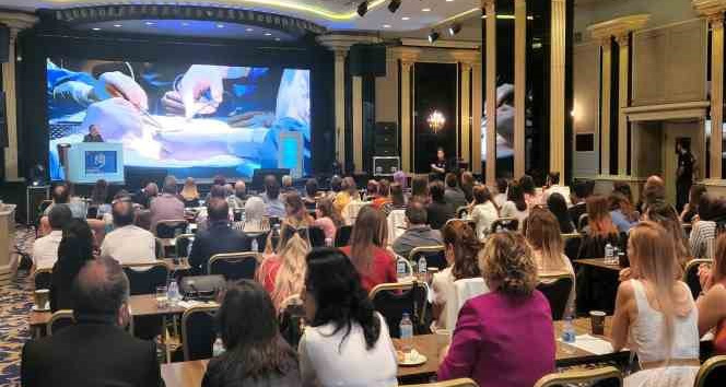 Böbrek nakli ameliyatını doktorlar canlı izledi