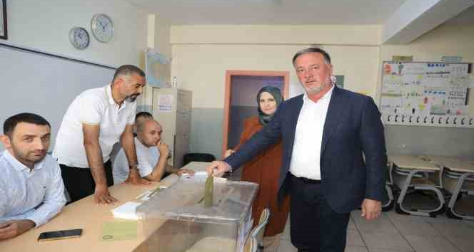 Artuklu Belediye Başkanı Tatlıdede oyunu kullandı