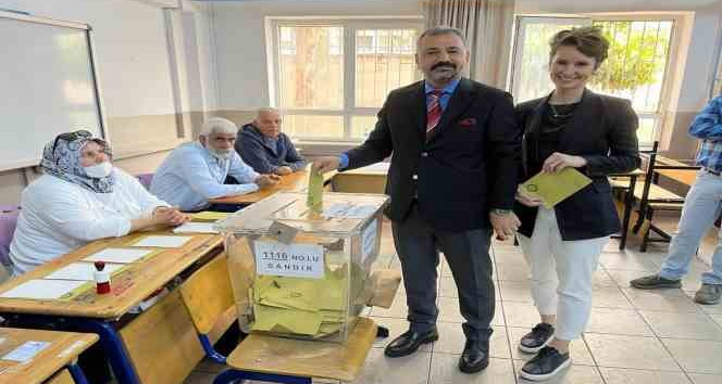 CHP İzmir İl Başkanı Aslanoğlu ve eşi oylarını kullandı