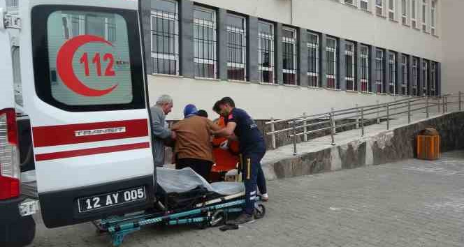 Bingöl’de yaşlı ve hastalar ambulansla sandığa götürülüyor