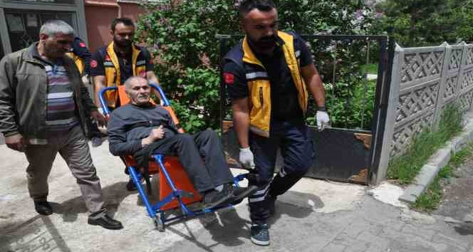 Kars’ta yaşlı çift ambulansla oy kullanmaya götürüldü