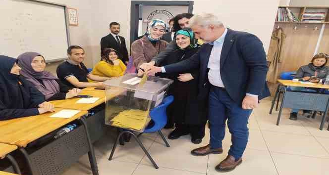 AK Parti İstanbul İl Başkanı Kabaktepe oyunu Başakşehir’de kullandı