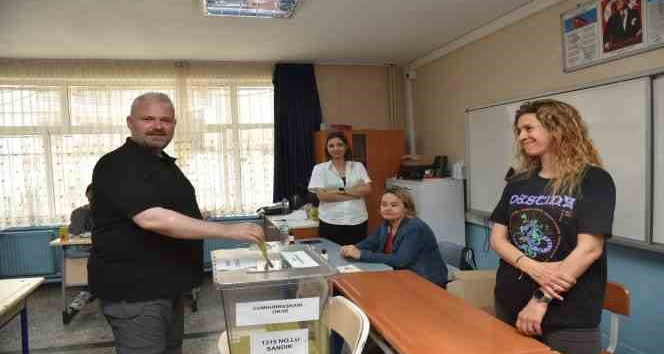 Başkan Pehlivan, sandık başına giderek oyunu kullandı
