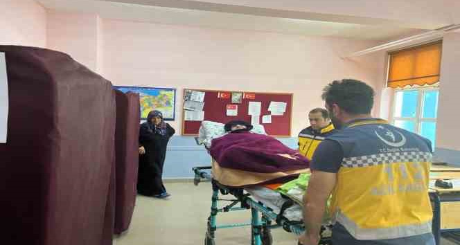 Sedyeyle oy kullanmaya geldi