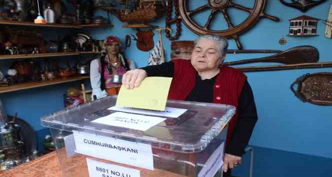 Kırklareli’nde seyyar sandık evlerinden çıkamayan seçmenlerin ayağına gidiyor
