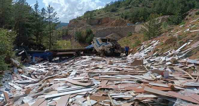Laminant yüklü tır dereye yuvarlandı: 1 yaralı