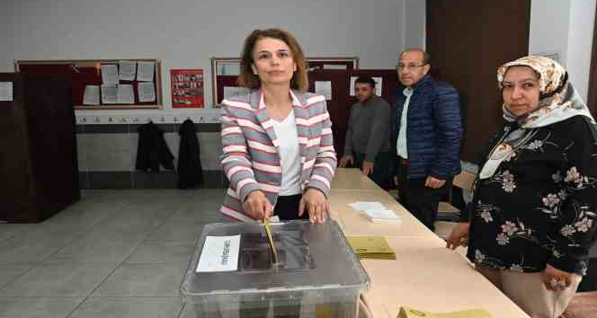 Vali Becel oyunu kullandı