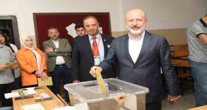 Başkan Çolakbayrakdar,  ailesiyle birlikte oy kullandı