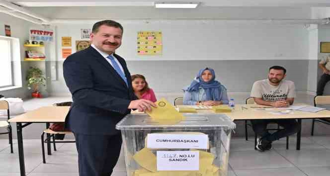 Başkan Yılmaz, oyunu ailesi ile birlikte kullandı