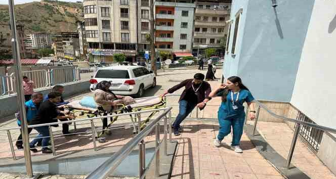 Sedye ile oy kullanmaya geldi