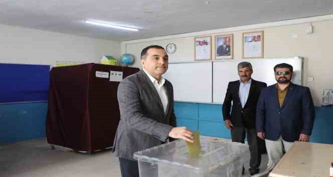 Kars Valisi Türker Öksüz oyunu kullandı