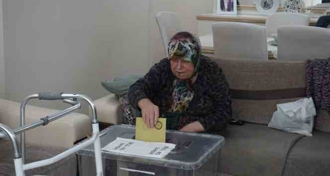 Oy kullanmaya gidemeyen seçmene ’seyyar sandık’ gitti