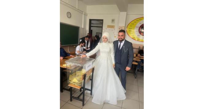 Damatlık ve gelinlikle oy kullanmaya gittiler