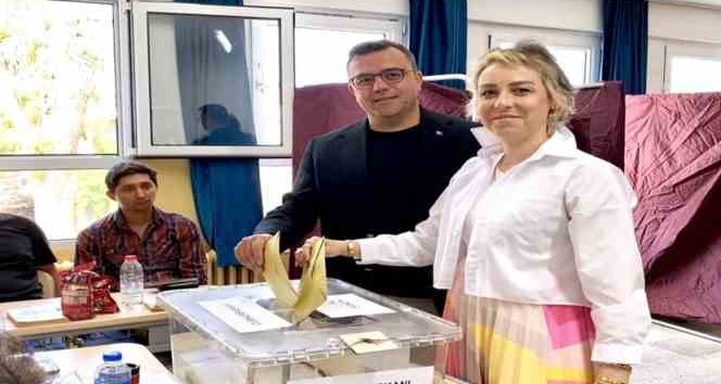 AK Parti Seferihisar İlçe Başkanı Aydın eşi ile birlikte oyunu kullandı