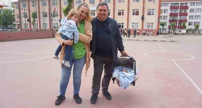 25 günlük bebeğiyle sandık başına gitti