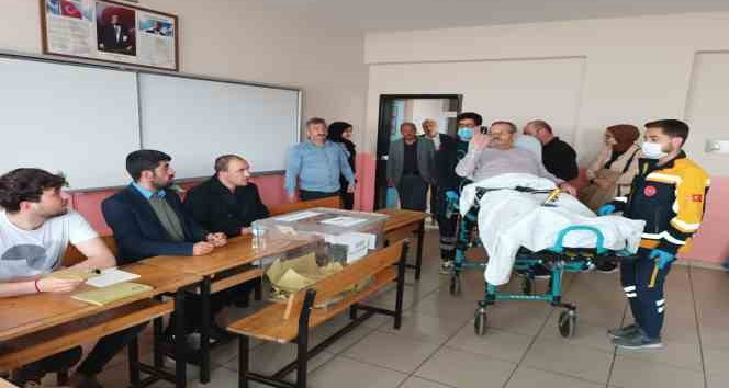 Oy kullanmaya sedyeyle gitti