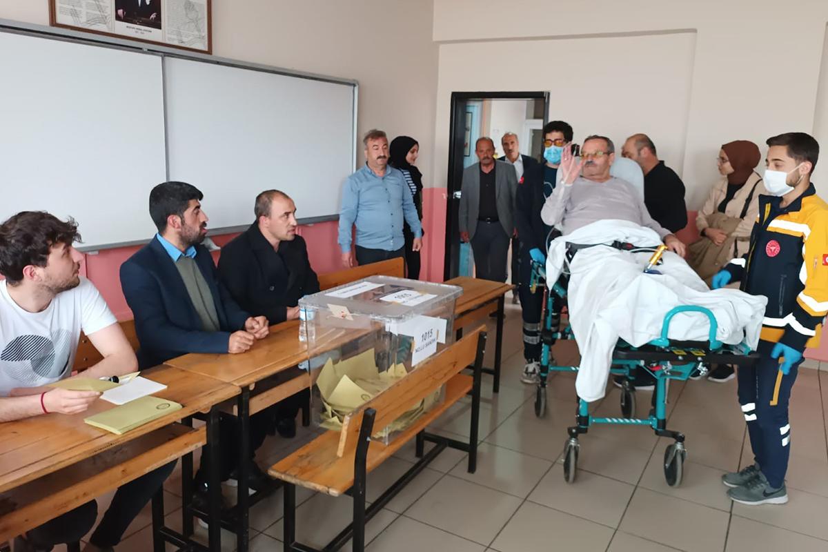 Oy kullanmaya sedyeyle gitti