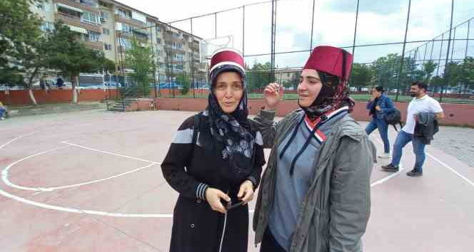 Oy kullanmaya başlarındaki fes ile geldiler