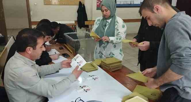Hakkari’de sandıklar kapandı