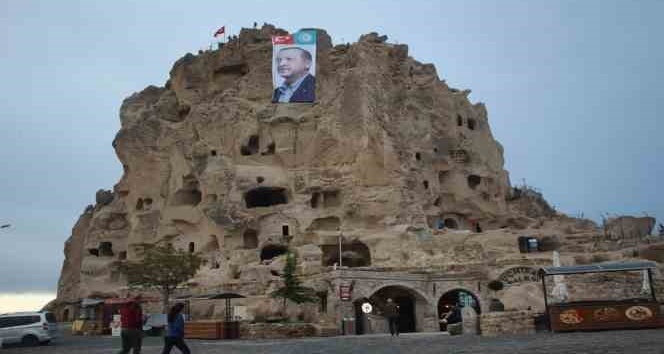 Dünyanın en büyük doğal gökdelenine Recep Tayyip Erdoğan posteri asıldı